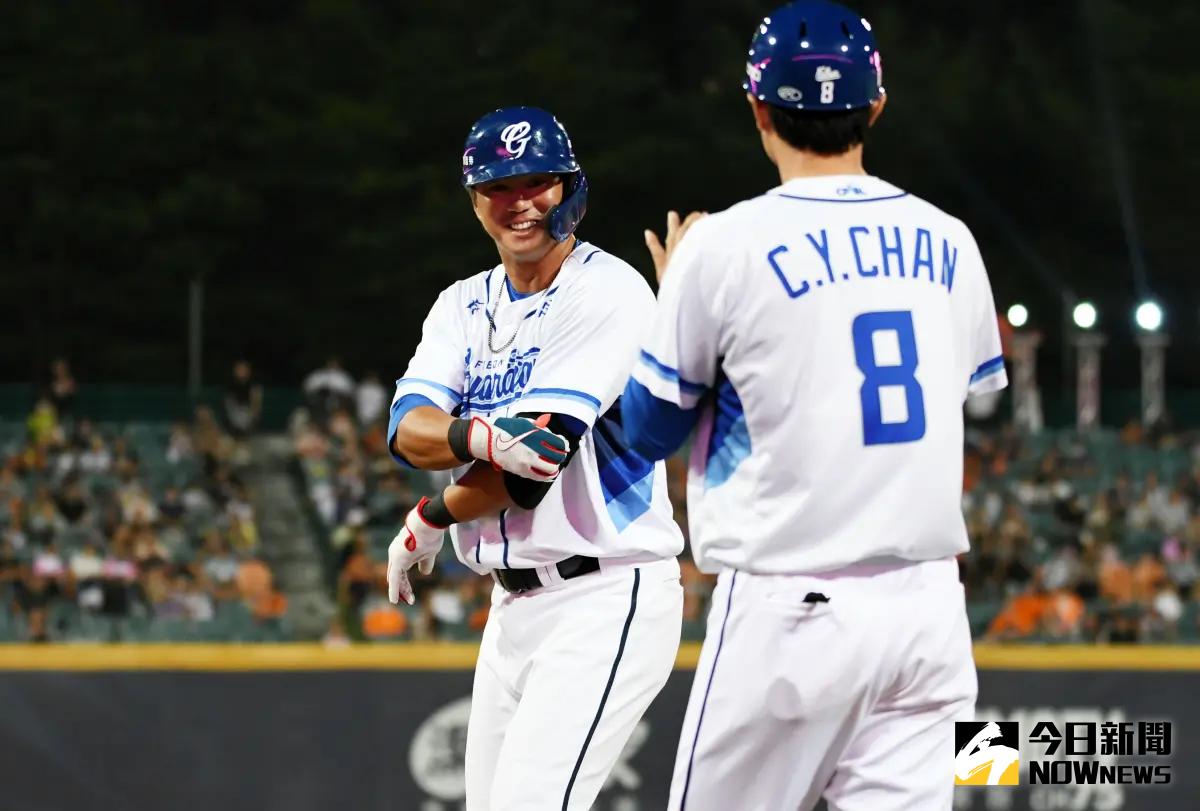 ▲富邦悍將高國輝敲出安打！引退賽最終打席光榮接受歡呼退場。（圖／林調遜攝）