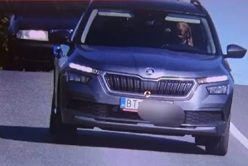 ▲斯洛伐克警方在臉書上分享了一張測速照相機拍到的照片，照片中看起來只有一隻狗坐在駕駛座前，警方傻眼之餘也立即對車主開罰。（圖／翻攝自Polícia Slovenskej republiky的臉書）