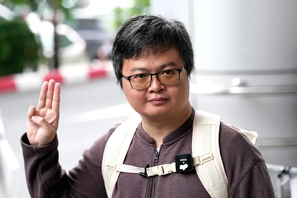 ▲當事人律師表示，泰國法院今天駁回知名律師阿農（Arnon Nampa）的保釋聲請。這名推行社運的律師因為侮辱王室罪名被判刑4年，是泰國最受矚目的冒犯君主案之一。（圖／美聯社／達志影像）