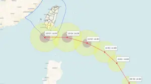 ▲小犬颱風最新路徑預測，暴風圈有機會觸陸，最快週二早上會發布海上颱風警報。（圖/彭啟明臉書）