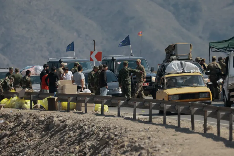 ▲超過80%納卡區居民逃往亞美尼亞，唯一山路途徑大塞車，不少人困在車陣中死亡。（圖／美聯社／達志影像）