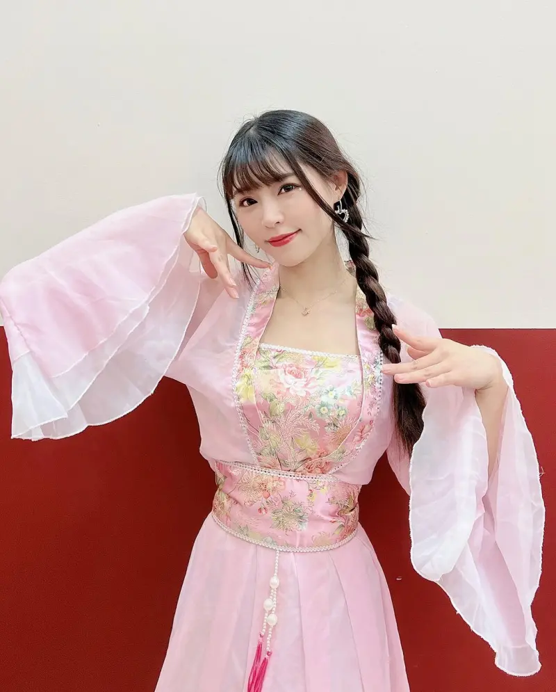 ▲樂天女孩陸筱晴示範正確穿法。(圖/陸筱晴IG)