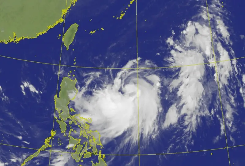 ▲小犬颱風持續增強中，專家預估週二將轉為中颱，週三至週五對台灣天氣影響最大。（圖／翻攝中央氣象署官網）