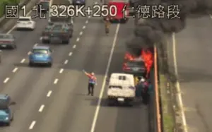 國道1號台南仁德段事故！自小客車停放路肩起火、現場濃煙密布
