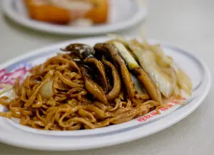 ▲台南人嗜甜，當地招牌的鱔魚意麵也普遍帶著明顯甜味。（圖／記者葉盛耀攝）