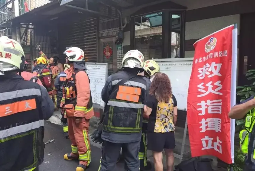 ▲1日上午，新北市三重區仁愛街425巷，一處5層樓公寓頂樓加蓋起火，火勢約20多分鐘後撲滅，一名13歲的國中生順利脫困。（圖／翻攝畫面）