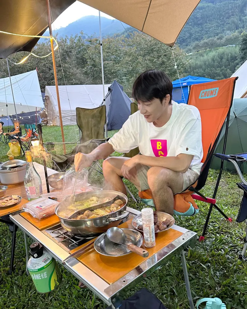 ▲江宏傑中秋節開心露營煮火鍋。(圖/江宏傑臉書)