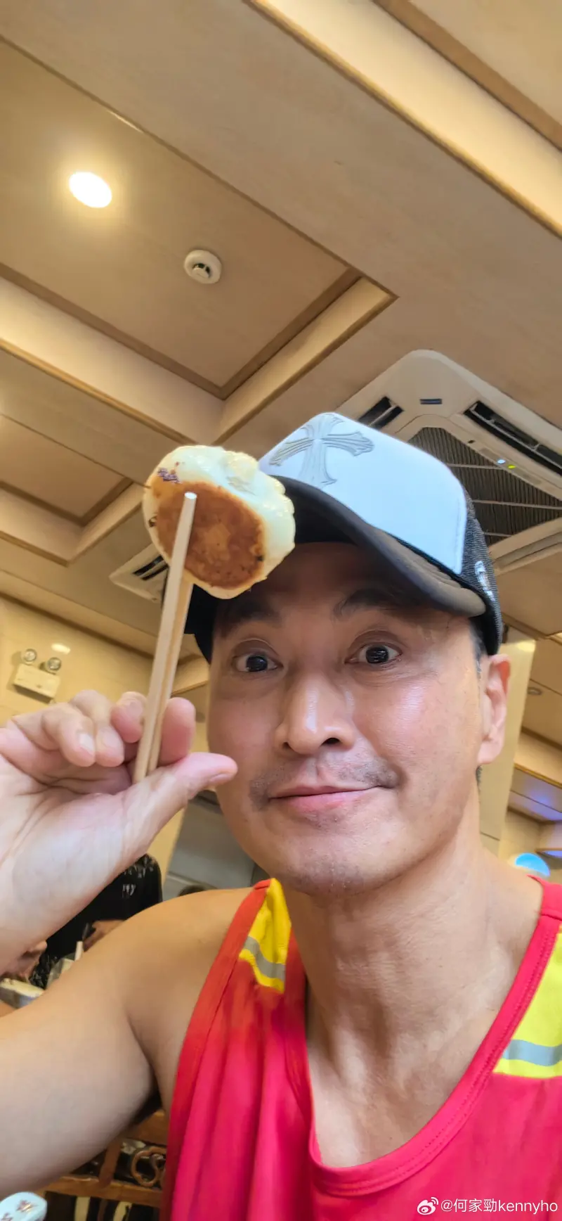 ▲何家勁當年到英國求生,拚命打工卻連學費都不夠付。(圖/微博)