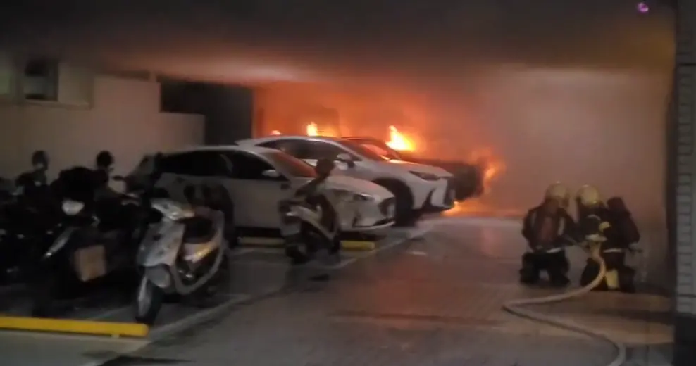 ▲今（1）日中秋連假最後一天，屏東縣屏東市北興路一處停車場突發火警，一輛價值約300萬的賓士GLC起火燃燒，熊熊烈焰迅速蔓延，火光令人觸目驚心，根據初步調查，疑似因為車主太太和先生起衝突，盛怒之下放一把火燒了老公的車。（圖／翻攝畫面）