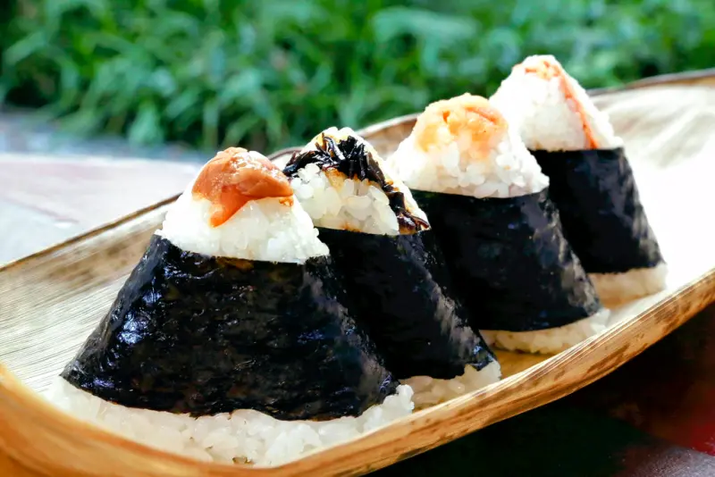 ▲日式飯糰堪稱是日本的國民料理，不僅方便食用，在口味選擇和變化上也十分多樣，一直以來受到日本民眾甚至是海外遊客的歡迎。（圖／美聯社／達志影像）