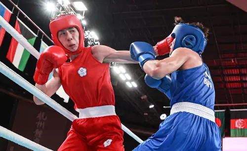 ▲林郁婷（紅衣）在杭州亞運女子57公斤金牌戰。（特派記者葉政勳攝）