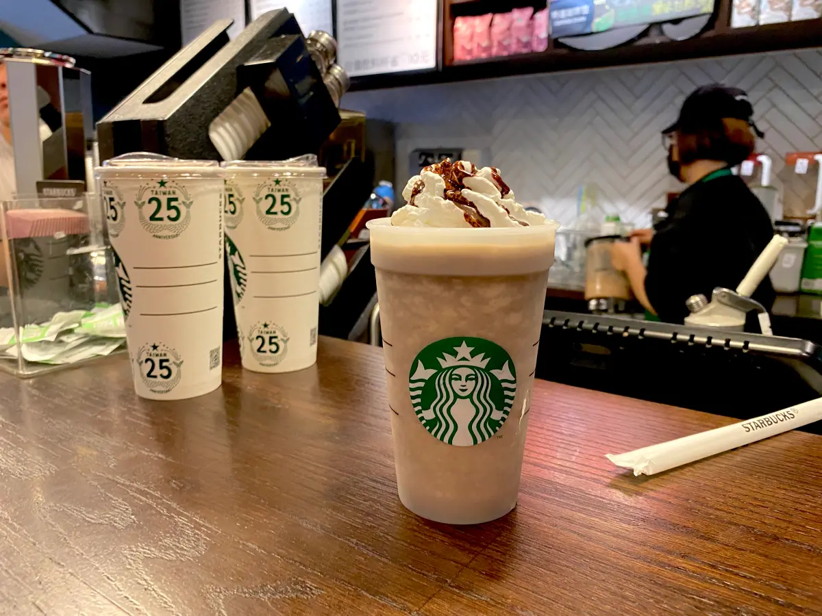 ▲開搶Hello Kitty杯緣子聯名商品滿額贈，今最新「星巴克買一送一」，特大杯「焦糖可可碎片星冰樂」93元；預告明起連續2天咖啡同好日，全台門市一起喝「全品項第二杯半價」。（圖／記者蕭涵云攝）