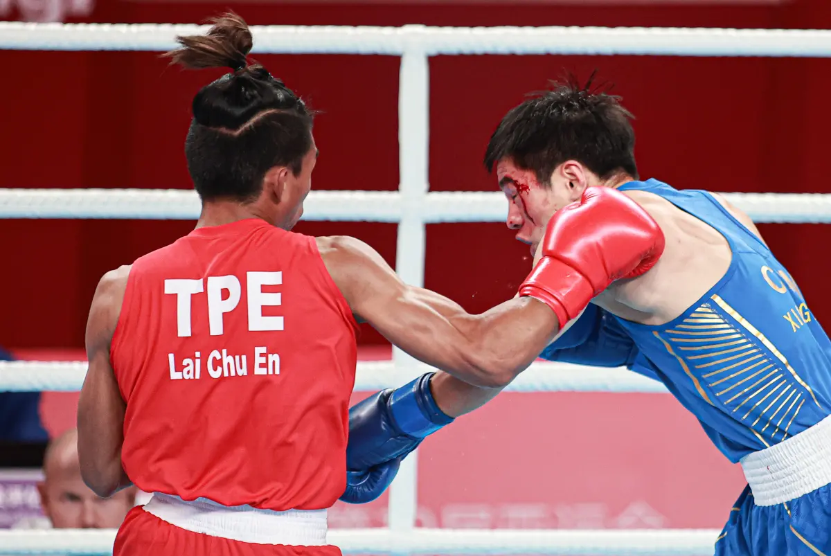 ▲賴主恩此役發動「閃電戰術」，利用快速的移動腳步，打得地主選手王向陽措手不及，甚至還用勾拳打到王向陽眼角破裂、濺血。（特派記者葉政勳攝）