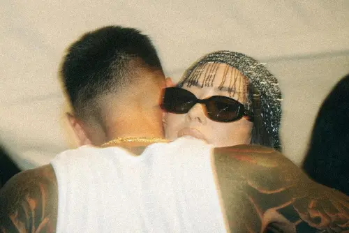 ▲王陽明（左）、蔡詩芸在後台甜蜜擁抱。（圖／翻攝自蔡詩芸Instagram）