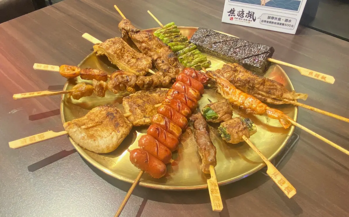 ▲串燒、烤肉優惠吃到雙十國慶日！焦糖楓串燒開工優惠，送10入一串「巨無霸鑫鑫腸」；漢堡王限定回歸的無麵包「整顆都是肉」漢堡進入倒數。（圖／焦糖楓提供）