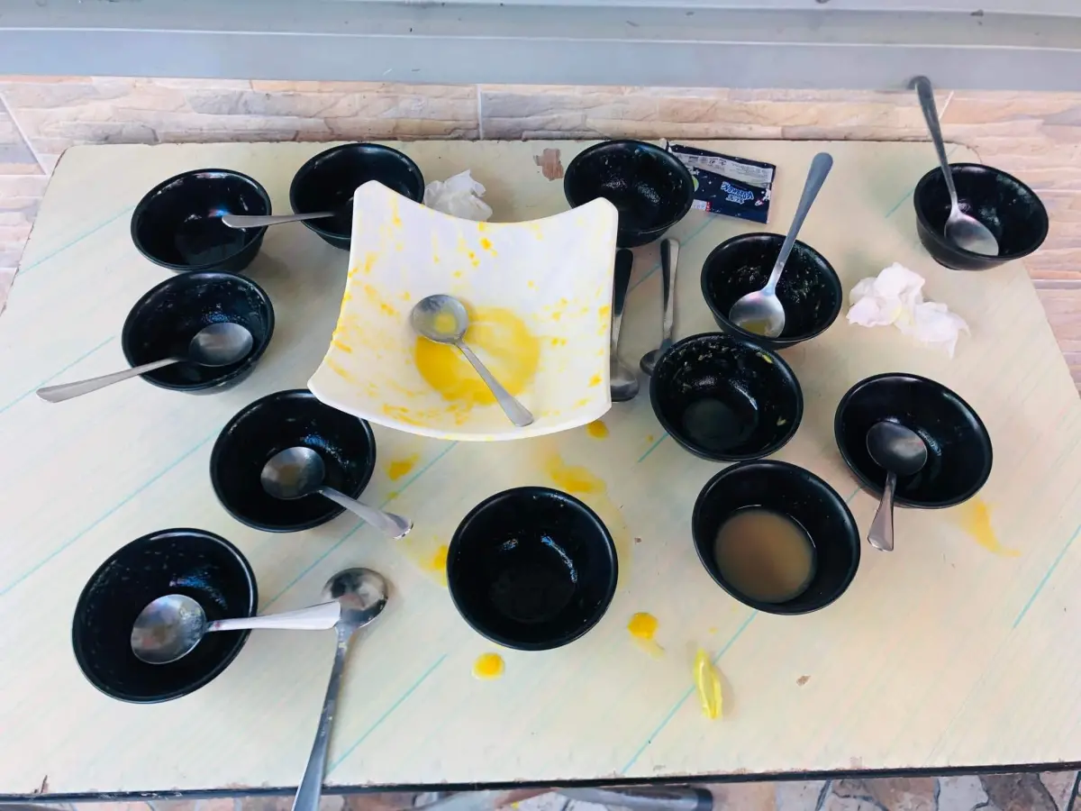 ▲近期有冰店業者遇到，民眾點了一碗小份芒果冰，沒想到後續卻成為10多人分食的狀況，還留下滿桌湯水、與用過的小碗，畫面曝光也掀起許多網友的怒火。（圖／取自爆料公社社團）