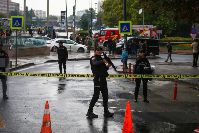 ▲土耳其首都安卡拉今（1）發生炸彈恐怖攻擊事件，一名犯案者當場被炸死，另一人則在與警方交火中被擊斃。（塗／美聯社／達志影像）ㄖ