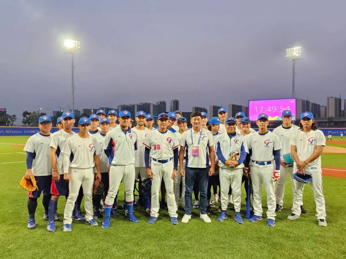 ▲辜仲諒特地前往亞運！期許中華隊尊重對手、全力以赴。（圖／中華棒協提供）