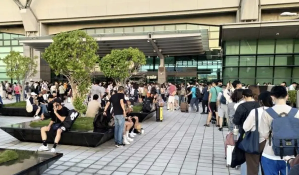 ▲今（1）日是中秋連假收假日，除了國道湧現車潮，高鐵站搭車民眾也大排長龍，從下午開始台中高鐵站就湧現搭車人潮，還有自由座旅客為了擠上車，排隊的人龍從二樓大廳一路綿延到站外一樓，十分驚人。（圖／翻攝爆料公社）