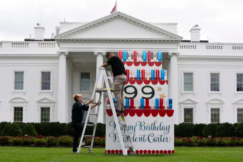 ▲美國本週末慶祝前總統卡特99歲生日，白宮特別在北草坪設置一個木製大型蛋糕裝飾。（圖／美聯社／達志影像）