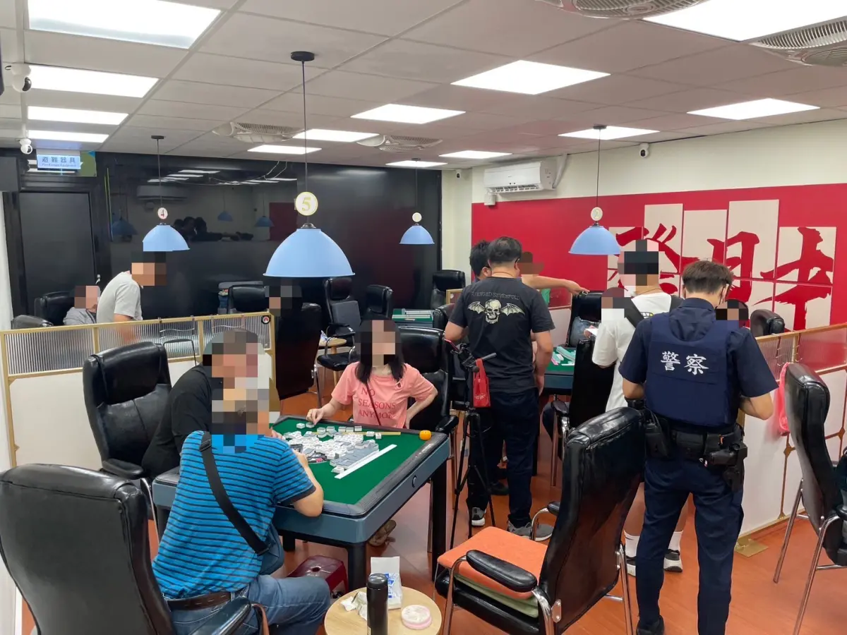 ▲警方查獲違法棋牌社打麻將賭博還直播互動，現場逮捕負責人及16名賭客。（圖 ／翻攝畫面）