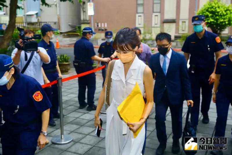 ▲網稱台大13妹公衛文的王郁文上午抵達北院出庭(圖/記者陳明中攝,2023.10.02)