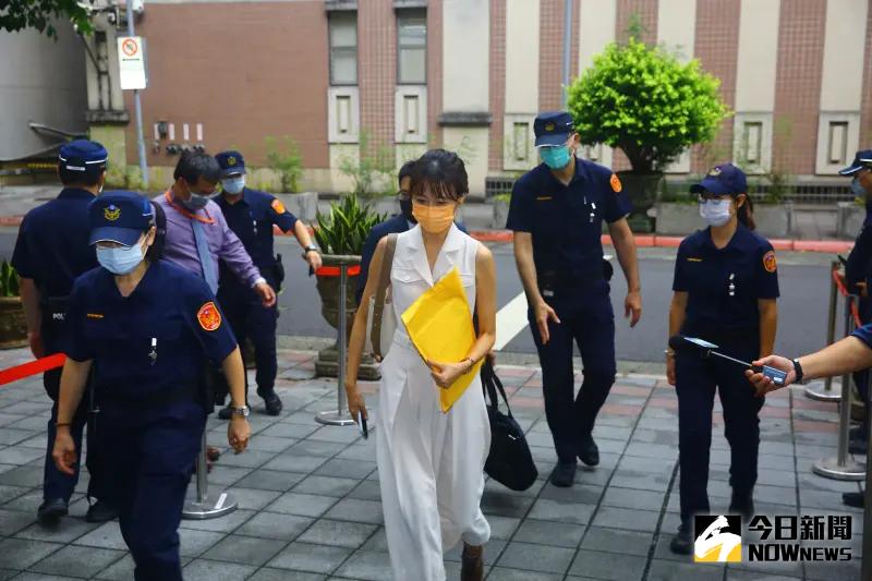 ▲網稱台大13妹公衛文的王郁文上午抵達北院出庭(圖/記者陳明中攝,2023.10.02)