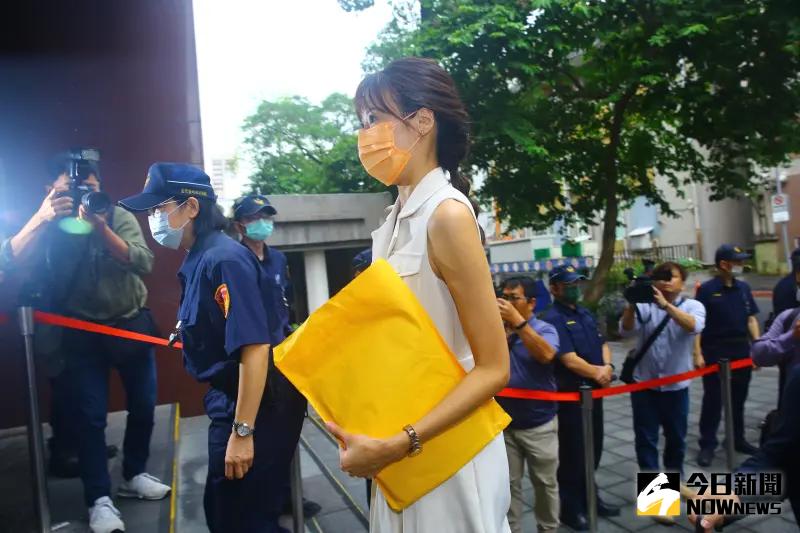▲網稱台大13妹公衛文的王郁文上午抵達北院出庭(圖/記者陳明中攝,2023.10.02)