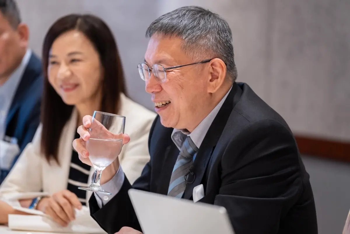 ▲民眾黨總統候選人柯文哲28日在深藍場合喊出「放心好了，最後一定會合的」，又接連對國民黨喊話要求「比民調」。（圖／民眾黨提供）