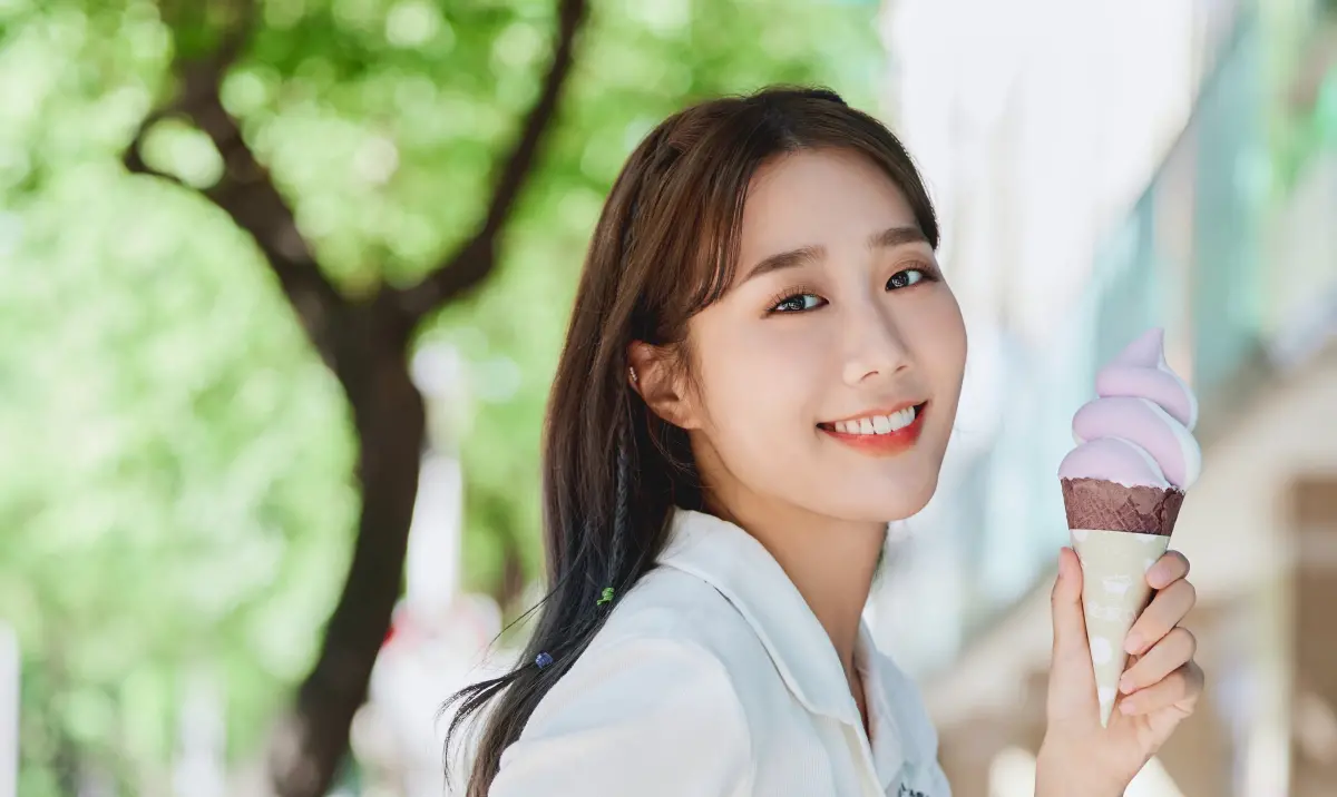 ▲全家Ｘ百萬YouTuber韓勾ㄟ金針菇首次合作「金ㄟ紫薯霜淇淋」10月5日上市開賣！7-11則有西雅圖全系列盒裝咖啡「買1送1」優惠。（圖／金家ㄟ提供）