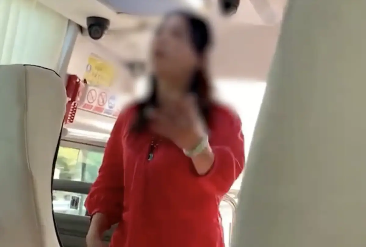 ▲貴陽一名女導遊在帶團時，因不滿團客沒有消費買翡翠，氣憤地要求遊覽車在休息區停留1小時，並在車上狂罵團客，甚至揚言要棄團。（圖／翻攝自微博）