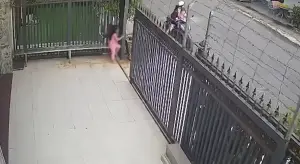4歲女童遭鐵門夾約5分鐘！監視器錄下生死瞬間　越南女孩被送醫
