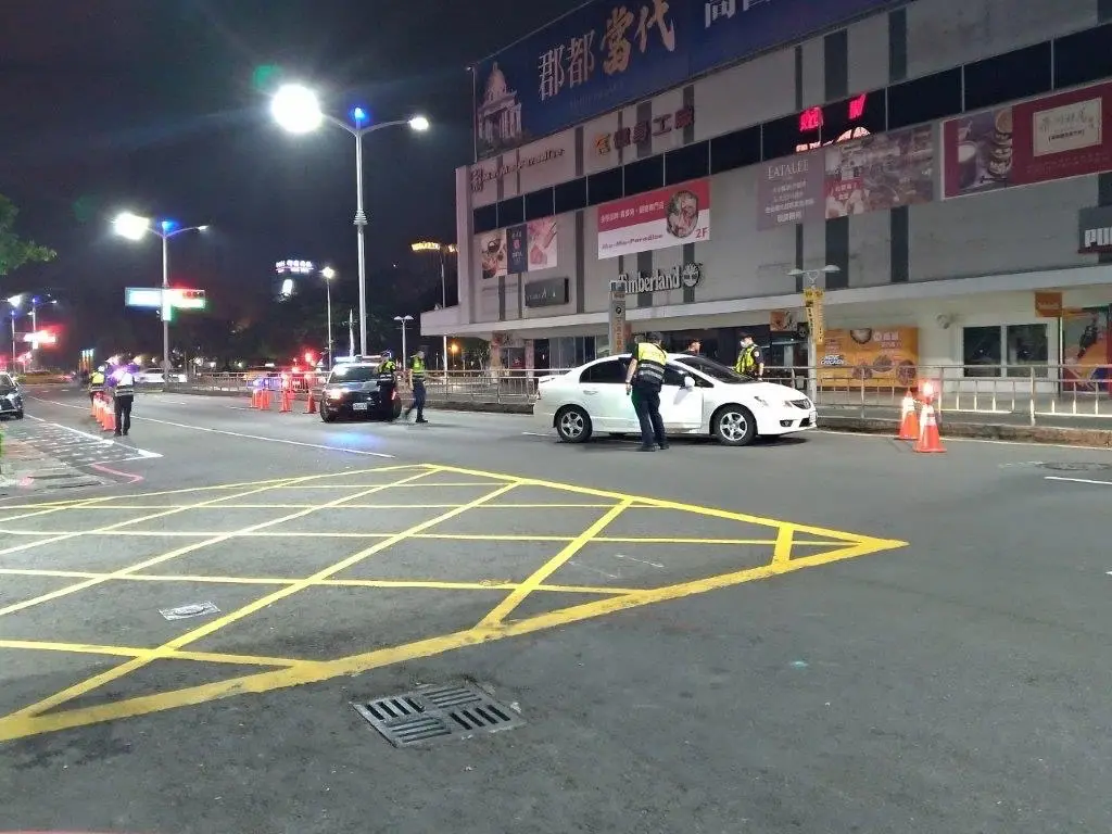 ▲高市警局執法小組除持續在易肇事路(口)段針對易肇事違規態樣重點執法外，也先後宣示酒駕零容忍及行人路權意識觀念以維護路口通行安全。（圖／高市交通大隊）