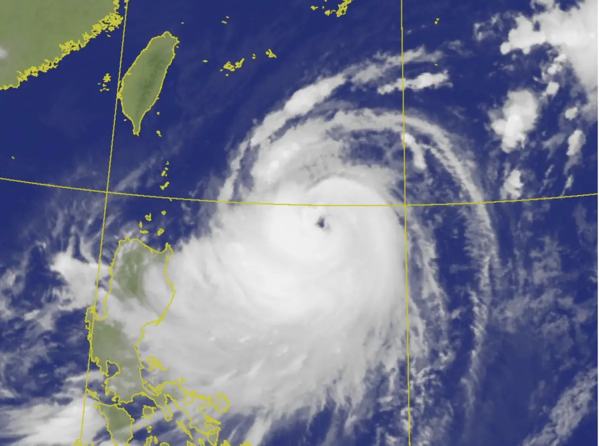 ▲小犬颱風增強速度快，目前已長出颱風眼，氣象署表示，週三至週四（10月4日至10月5日）小犬最靠近台灣，且有登陸可能，屆時強度預估會是「中颱上限」。（圖／翻攝中央氣象署官網）