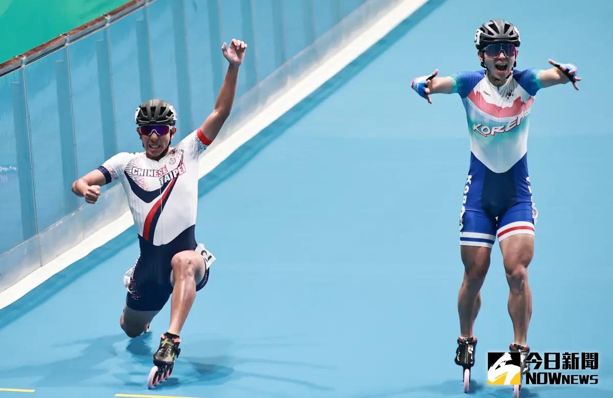▲杭州亞運男子速度輪滑場地賽3000公尺接力賽決賽，黃玉霖最後時刻壓線、以0.01秒逆轉韓國選手，為團隊摘下金牌。（圖／特派記者葉政勳攝）