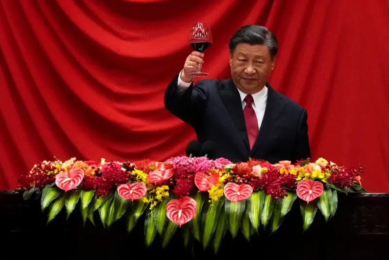 ▲中國國家主席習近平在9月28日舉行的國慶紀念活動上發表講話，提到「中國腳下的路不會是一馬平川」，引起國內外媒體關注。（圖／美聯社／達志影像）