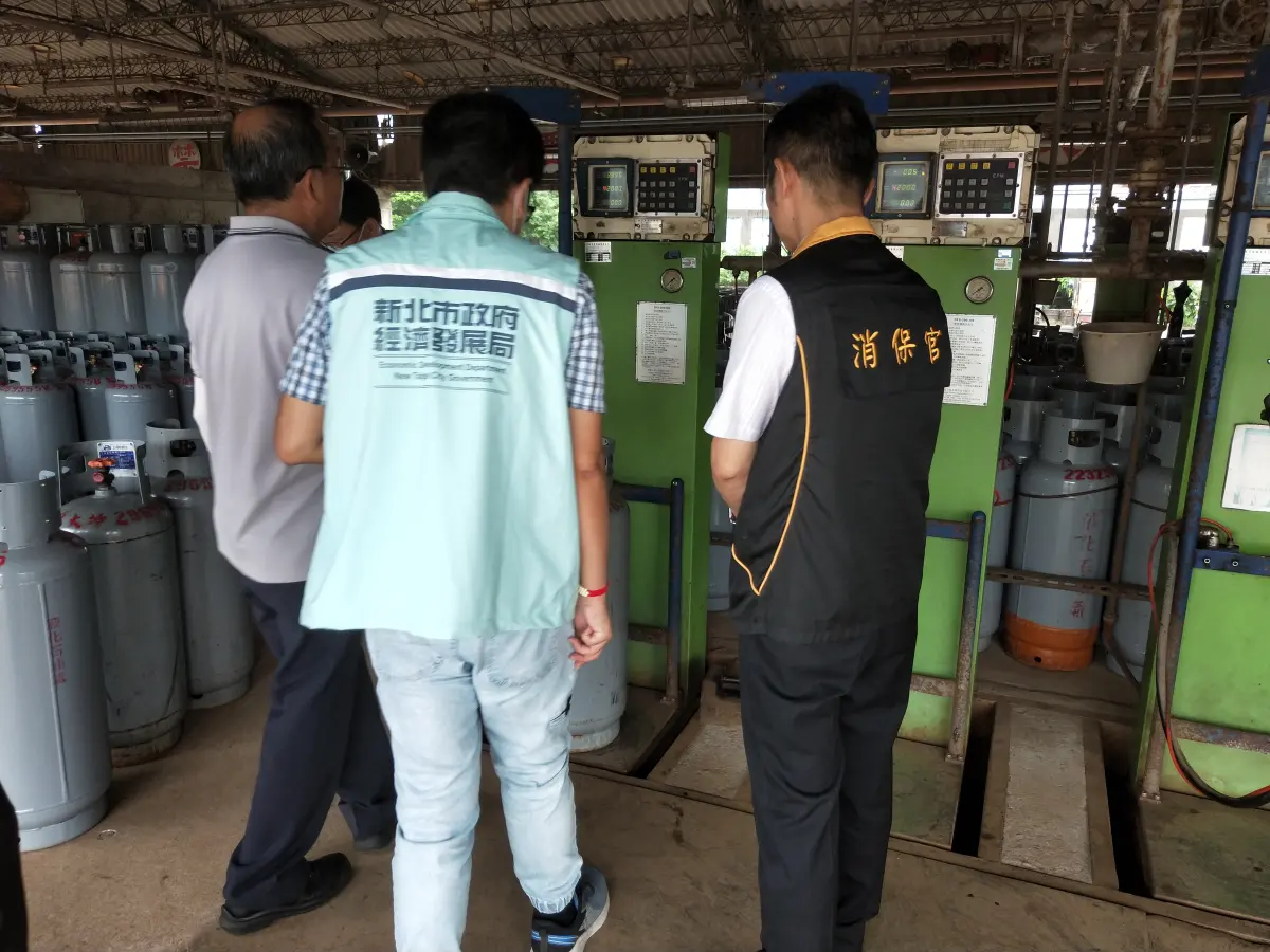 ▲新北市政府消費者保護官會同經濟發展局調查轄內13家瓦斯分裝場。（圖 ／新北市政府法制局提供）