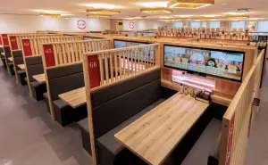 獨/日本壽司郎「螢幕迴轉壽司」不是防屁孩!台灣證實引進計劃曝 ▲日本壽司郎數位化虛擬「電子郎デジロー」系統,希望能迎合新世代,又保有迴轉壽司的樂趣。(圖/壽司郎提供)