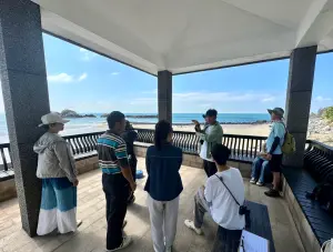 「最美方塊海攝影比賽」徵件倒數 獎金加碼等你拿 ▲由莒光鄉公所舉辦的方塊海攝影外拍教學活動,由馬祖在地攝影達人周小馬親自示範教學,參與者興致高昂。(圖/鄉公所提供)