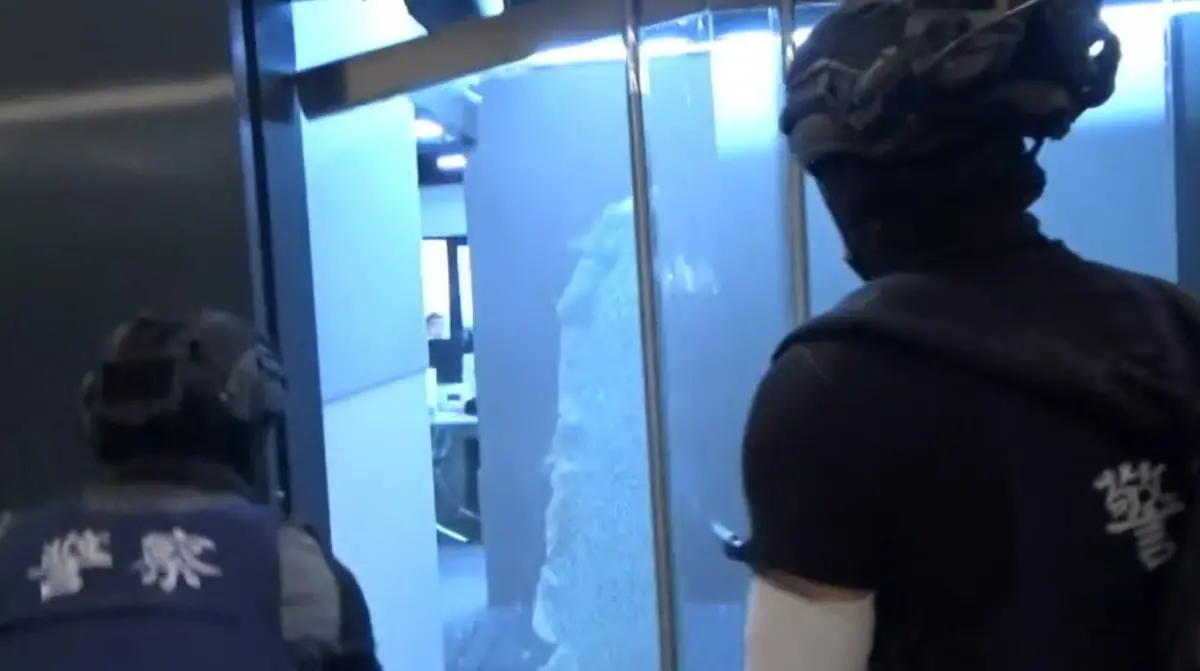 ▲博弈集團架設「TU娛樂城」網站，藏匿於台中七期商辦內，今年6月間，專案小組持搜索票前往攻堅逮人，訊後依賭博罪嫌移送偵辦。（圖／翻攝畫面）