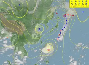 ▲台灣北方有高壓正在盤據，但由於距離較遠，小犬颱風預估不會和北方高壓出現交互影響，或導致台灣地區的雨勢加大。（圖／翻攝中央氣象署官網）