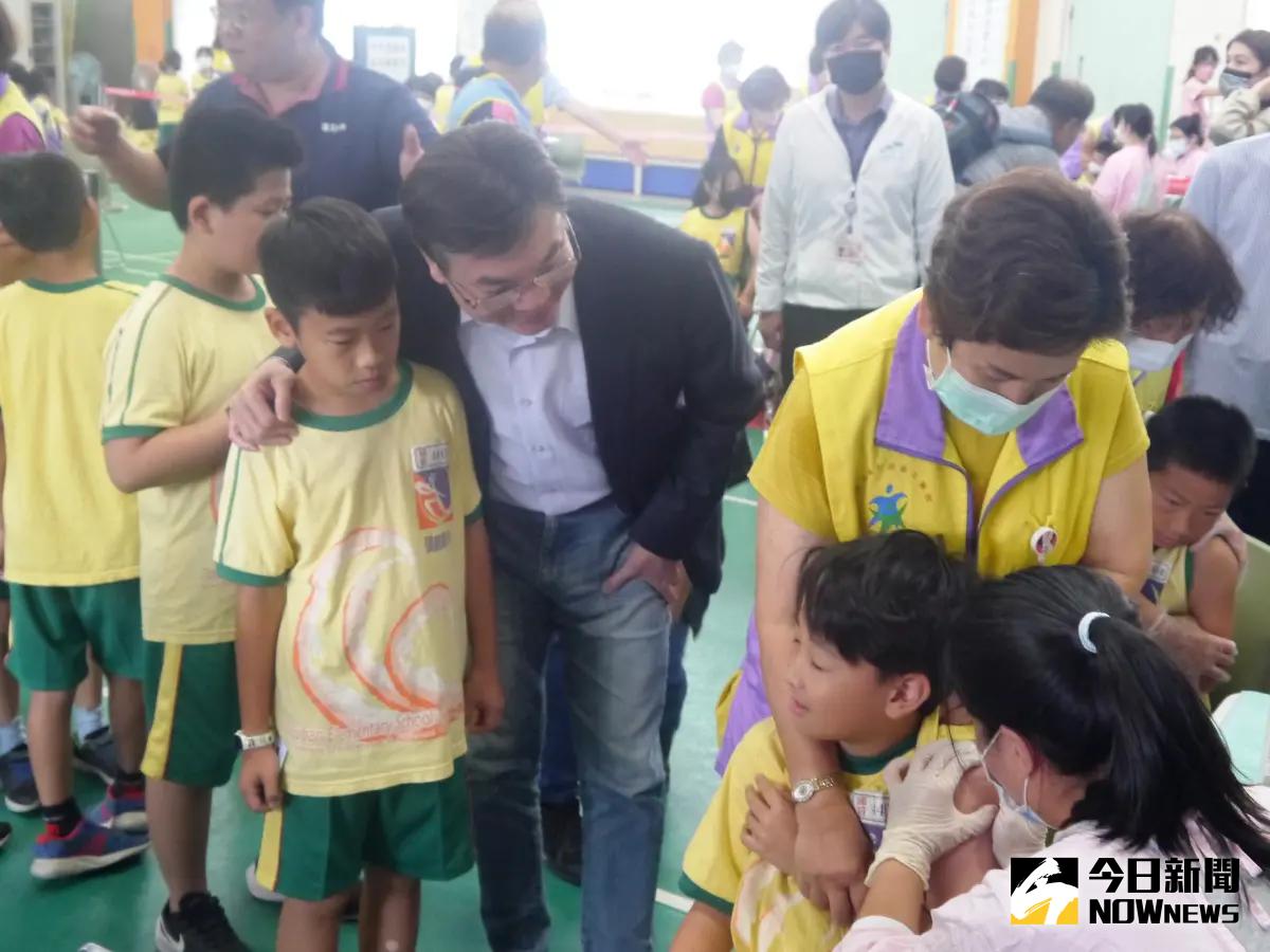 ▲新北市副市長劉和然到新莊區頭前國小關心公費流感疫苗接種情形。（圖 ／記者吳嘉億攝，2023.10.02）