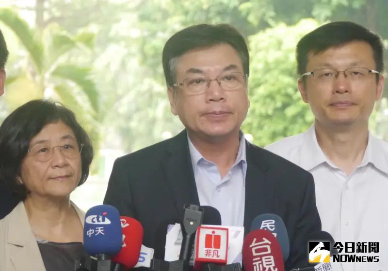 ▲新北市副市長劉和然請衛福部公布疫苗詳細情況，讓國人放心這4家廠牌的流感疫苗。（圖 ／記者吳嘉億攝，2023.10.02）