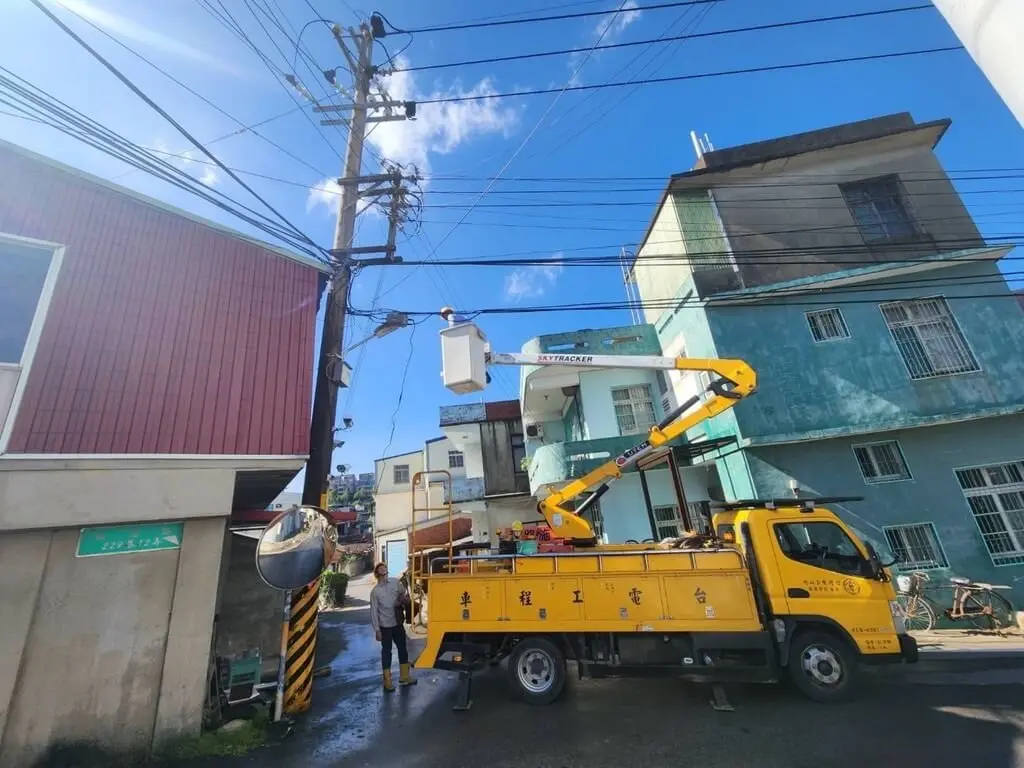 ▲苗栗縣頭份市上興社區1日疑似因小鳥觸電，引發電線桿火警，台電苗栗營業處2日表示，影響當地約439戶住家，約過半小時後，確定安全無虞，才恢復正常供電。（圖／民眾提供）
