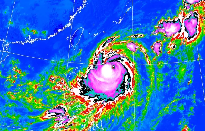 ▲小犬颱風（國際命名KOINU）強度持續增強，除了靠近台灣時會帶來劇烈雨勢外，國慶連假遠離後，可能還會與東北季風產生類似「共伴效應」的情況。（圖／日本氣象廳）