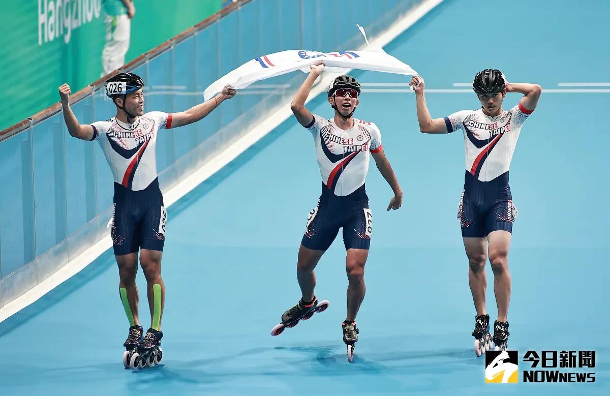 ▲杭州亞運男子速度輪滑場地賽3000公尺接力賽決賽，陳彥成、趙祖政、黃玉霖攜手逆轉韓國奪金。（圖／特派記者葉政勳攝）