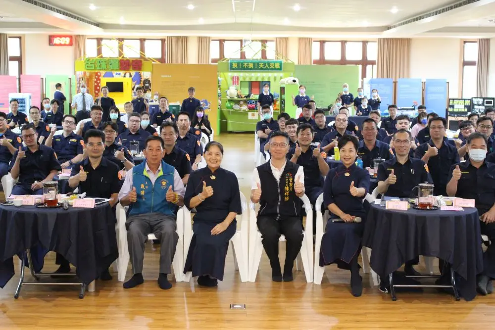 ▲霧峰分局特別選在慈濟大里慈濟聯絡處舉行聯合勤教，並請開剃頭店的阿桃師姊分享善的故事（圖/ 霧峰分局提供）