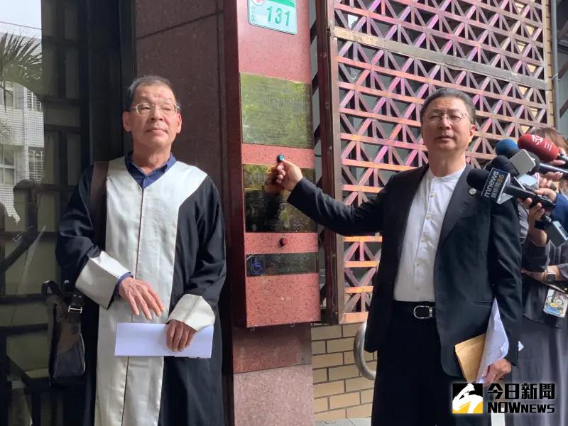 ▲前海軍顧問郭璽按鈴控告國民黨立委馬文君涉嫌加重誹謗(讀者提供,2023.10.02)