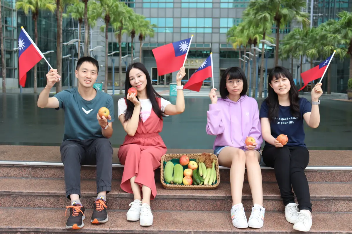 ▲新北市國慶當日上午舉行升旗典禮，現場免費發送2000份活力蔬果包。（圖 ／新北市政府民政局提供）