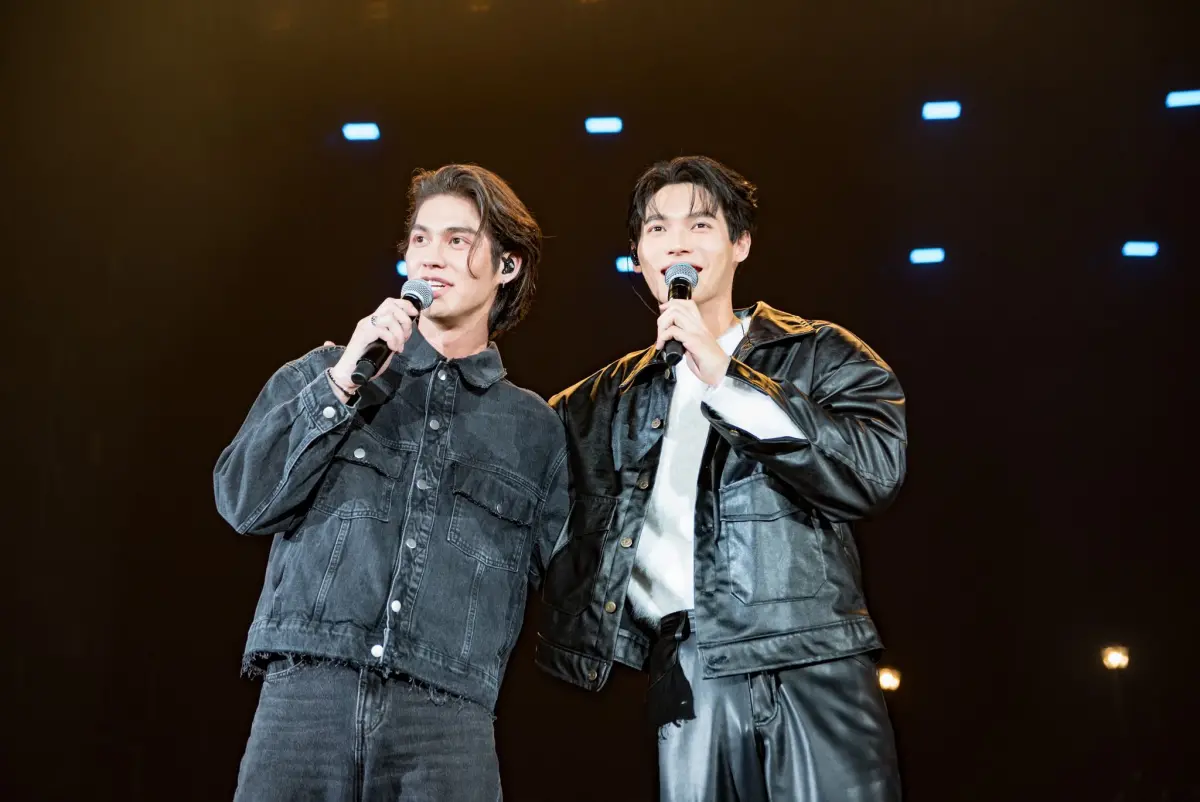 ▲泰男神Bright（左）撇家暴風波，勾「男友」Win來台開唱吸引4000名粉絲，會後去朝聖台北101和吃火鍋。（圖／iMe TW提供）